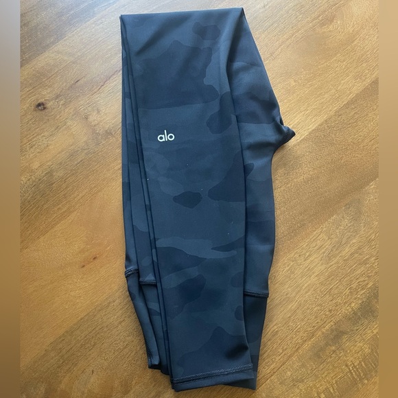 ALO | High Waist Black Camo Legging | Size S - Picture 3 of 5